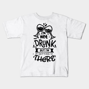 i'm not drunk but i'm getting there - Alcohol lover Kids T-Shirt